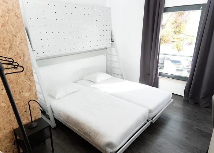 Hostel Hi Parque Nacoes - De Juventude Lisboa